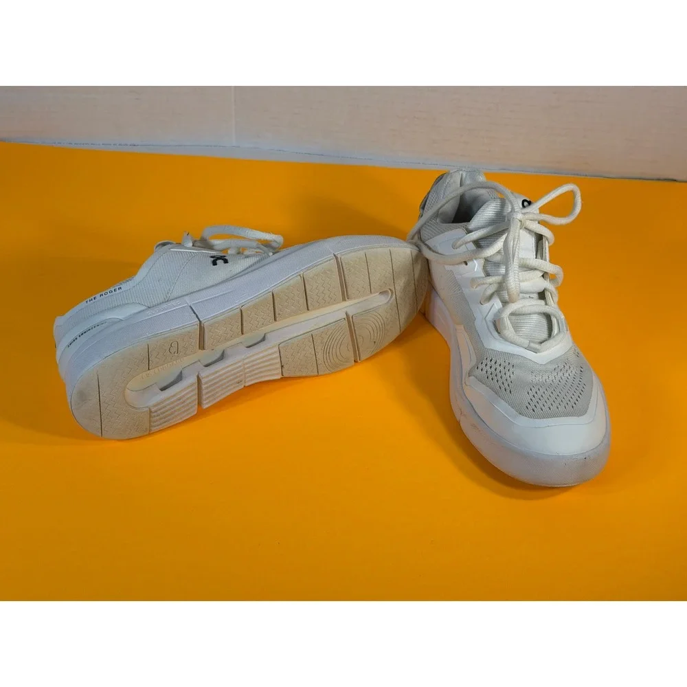 On Cloud THE ROGER Clubhouse White Silver Sneakers Womens Size 6 3WD11480482